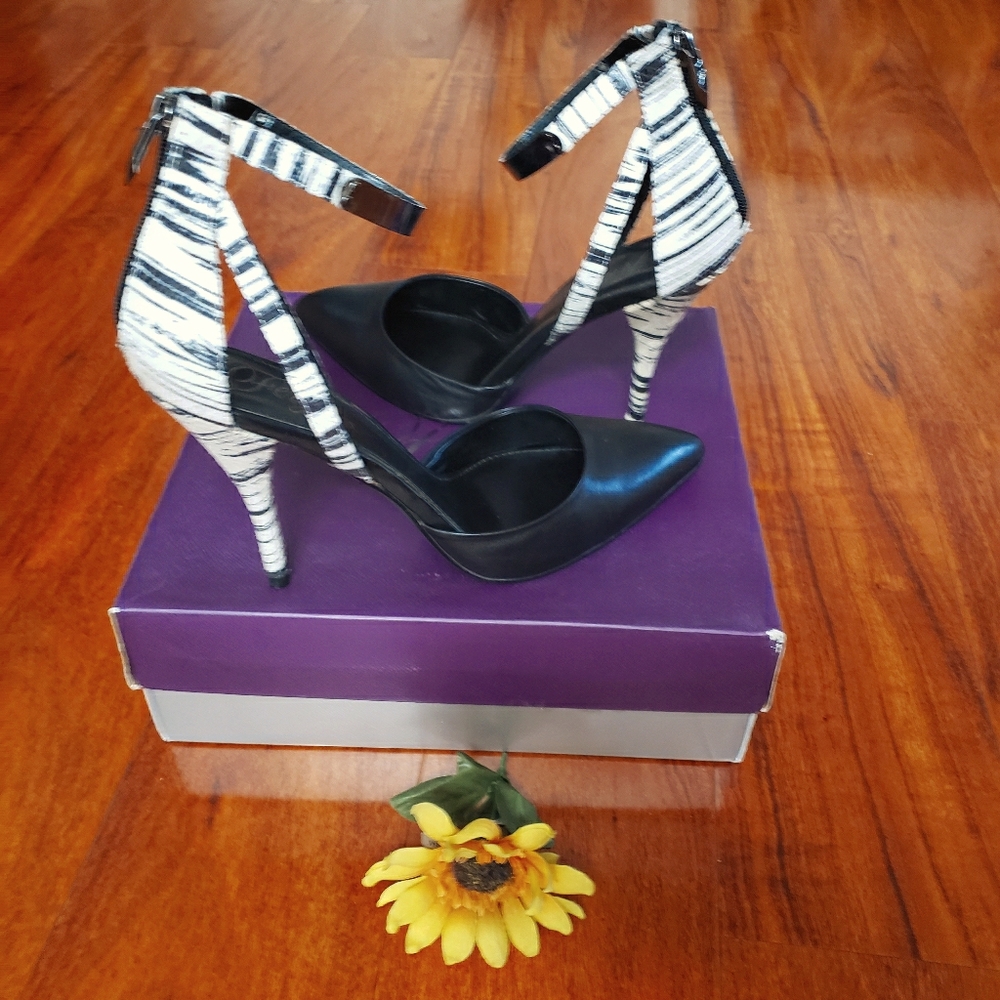 Sexy White Tiger Striped Pointy Toe Fergie Pumps